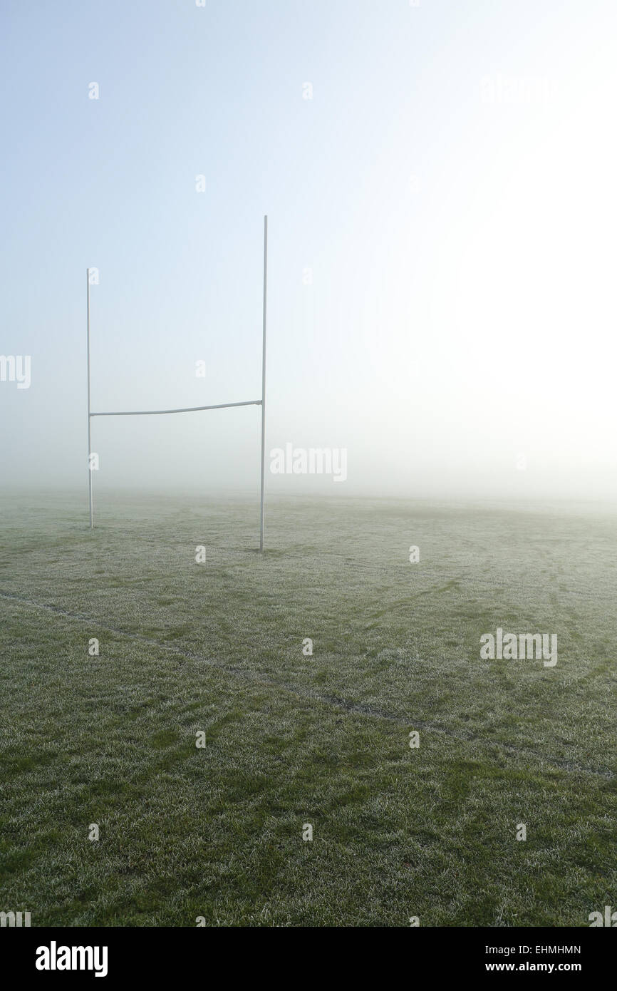 Rugby union Football am frühen Morgen Wetter Konzepte von diesem nebligen Spielfeld abgedeckt Stockfoto