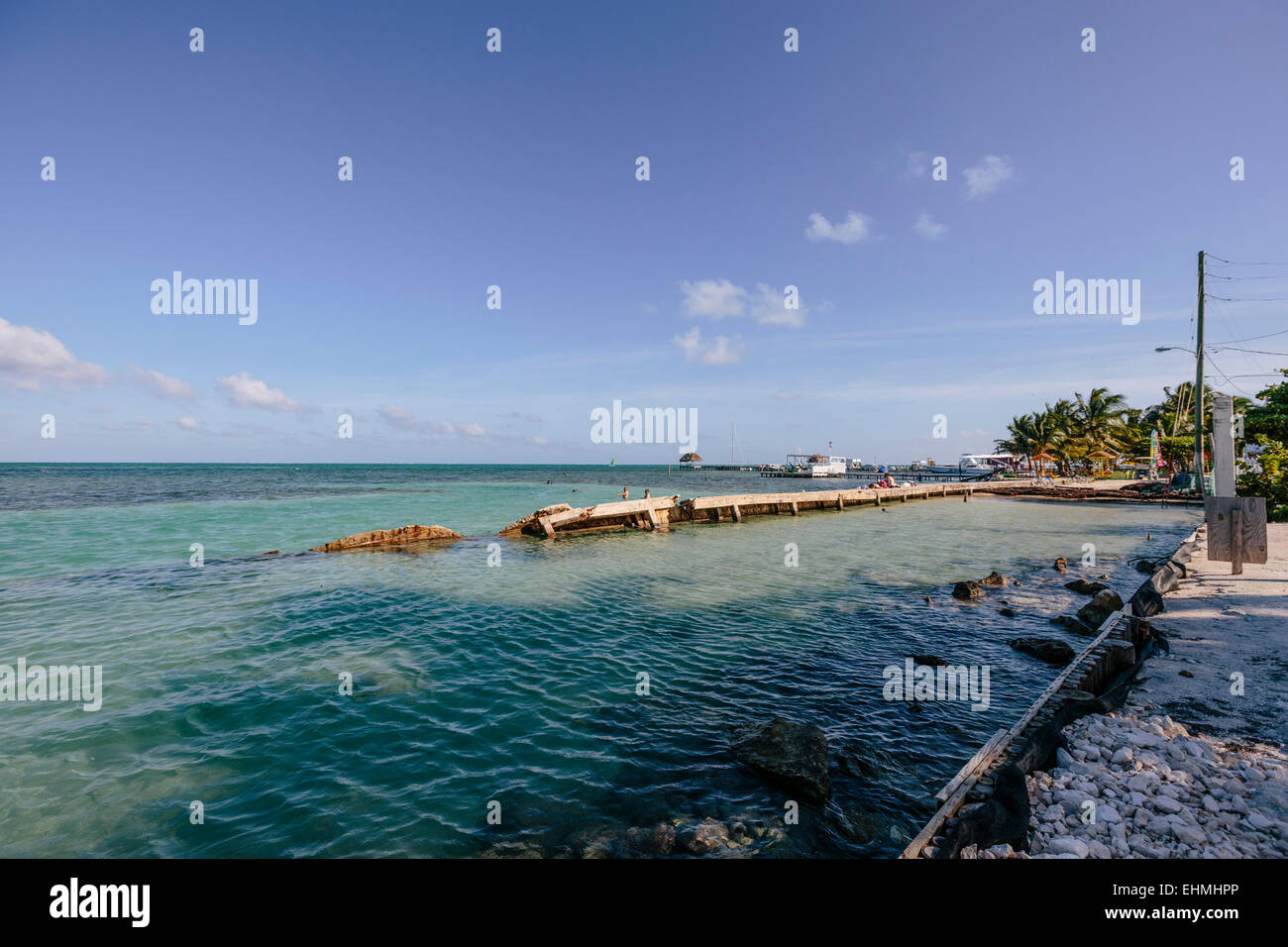 Alte Mole am öffentlichen Strand auf Caye Caulker Stockfoto