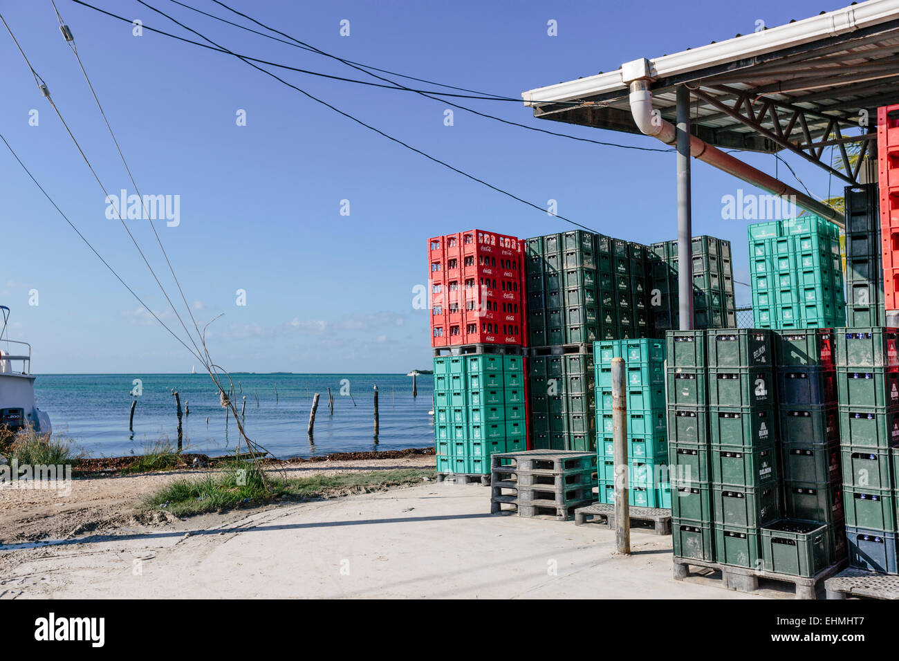 Alkoholfreies Getränk & Bierkisten auf Caye Caulker Stockfoto