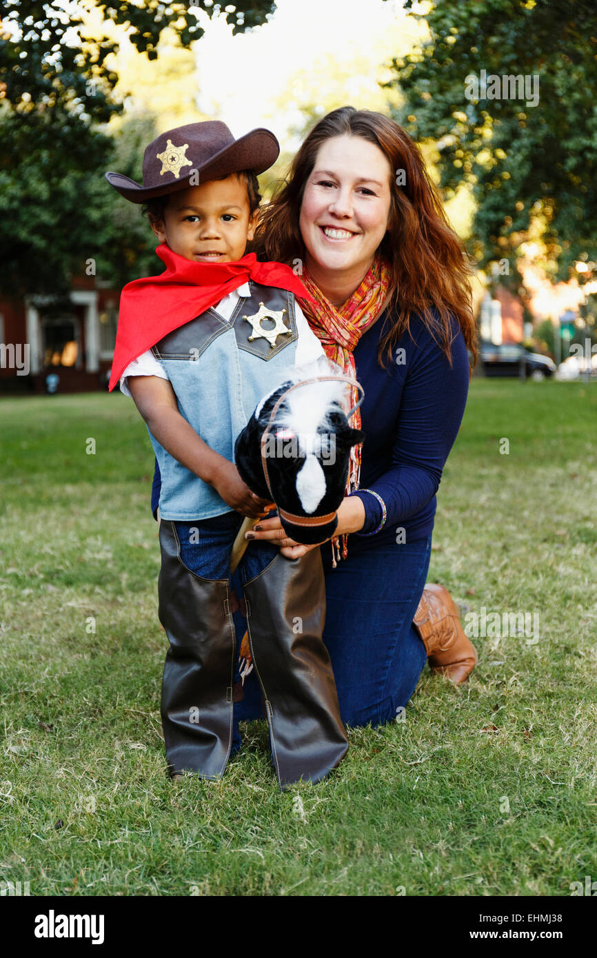Mutter und Sohn als Cowboy verkleidet für Halloween Stockfoto