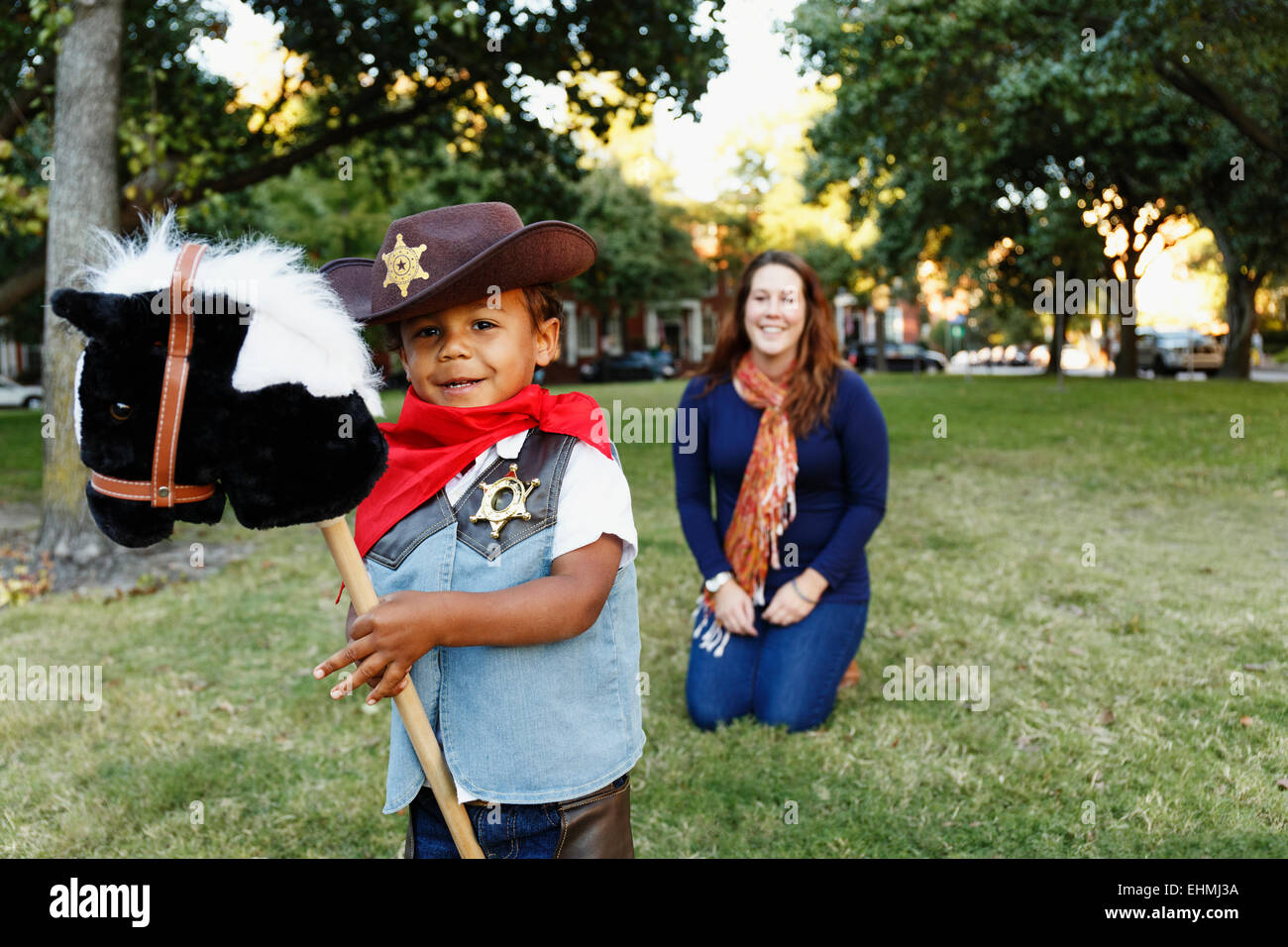 Mutter und Sohn als Cowboy verkleidet für Halloween Stockfoto