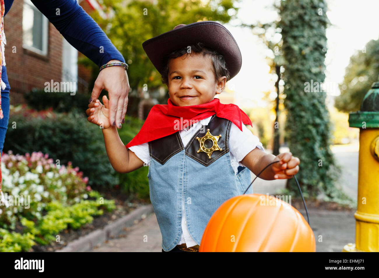 Mutter und Sohn als Cowboy verkleidet für Halloween Stockfoto