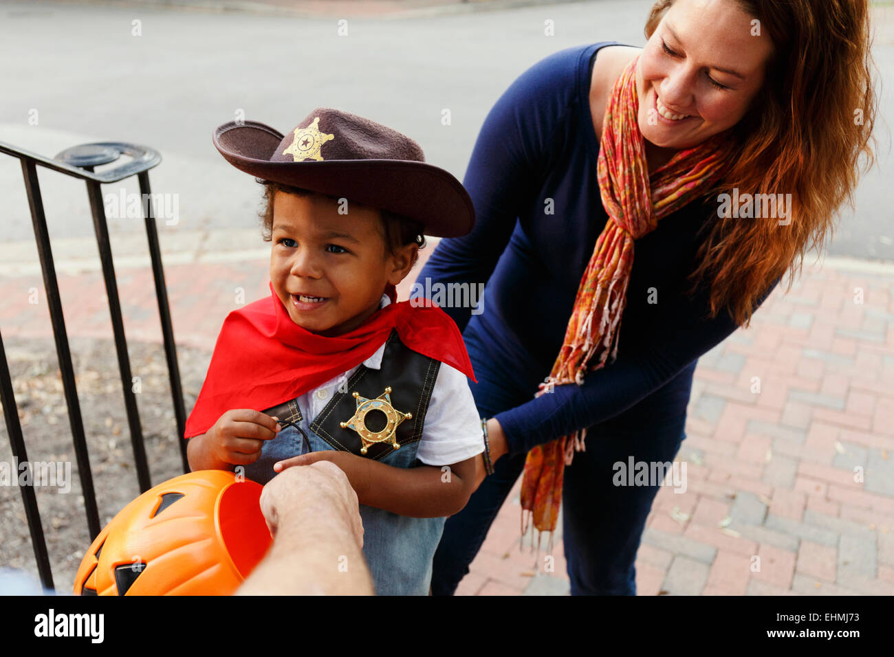Mutter mit Sohn Trick für Halloween als Cowboy verkleidet. Stockfoto