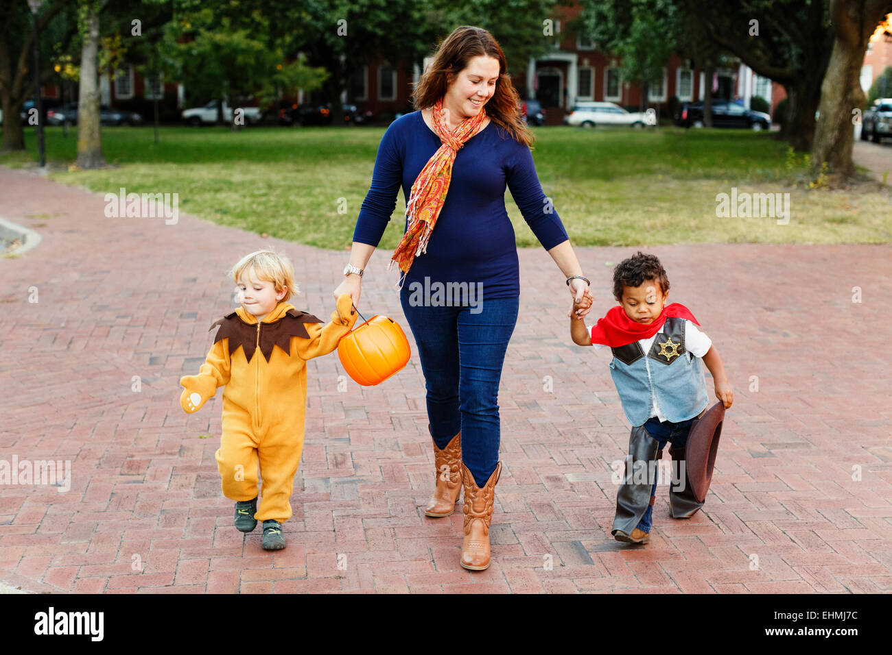 Mutter und Söhne Süßes oder Saures zusammen an Halloween Stockfoto