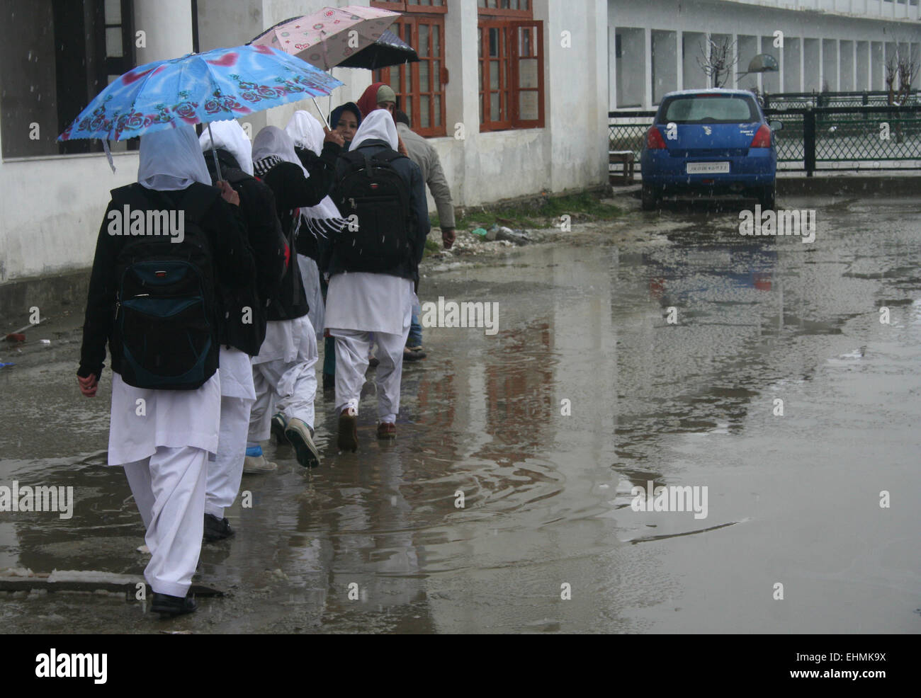 Srinagar, indische verabreicht Kaschmir. 16. März 2015. Kaschmir-Wetter: Studenten Rückgabewert zurück Wetter ihre Häuser bei frischem Regen und Schneefall gestört normales Leben ...die abrupte Veränderung führte zu einen plötzlichen Abfall der Temperatur. Wetterfrösche zurückzuführen den frischen Niederschlag auf westliche Störung. Sie haben ähnliche Wetterbedingungen für die nächsten 24 Stunden in Kaschmir und in Nachbarstaaten vorausgesagt. Der Schneefall hat auch normales Leben aus Getriebe mit Bildungseinrichtungen, die verbleibenden geschlossenen geworfen. Die meisten von den Straßen der Stadt waren naß. Bildnachweis: Sofi Suhail/Alamy Live-Nachrichten Stockfoto