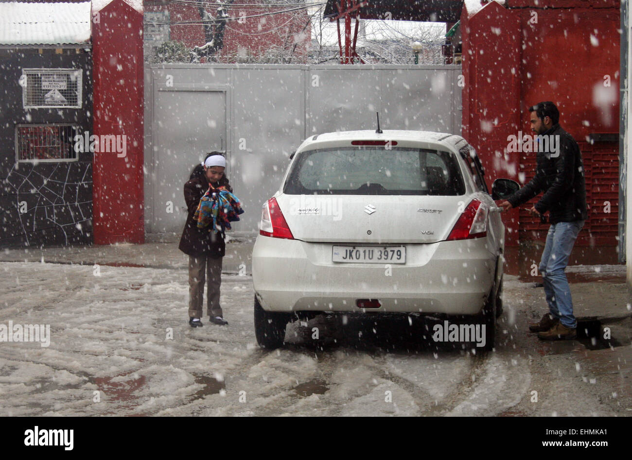 Srinagar, indische verabreicht Kaschmir. 16. März 2015. Kaschmir-Wetter: Studenten Rückgabewert zurück Wetter ihre Häuser bei frischem Regen und Schneefall gestört normales Leben ...die abrupte Veränderung führte zu einen plötzlichen Abfall der Temperatur. Wetterfrösche zurückzuführen den frischen Niederschlag auf westliche Störung. Sie haben ähnliche Wetterbedingungen für die nächsten 24 Stunden in Kaschmir und in Nachbarstaaten vorausgesagt. Der Schneefall hat auch normales Leben aus Getriebe mit Bildungseinrichtungen, die verbleibenden geschlossenen geworfen. Die meisten von den Straßen der Stadt waren naß. Bildnachweis: Sofi Suhail/Alamy Live-Nachrichten Stockfoto