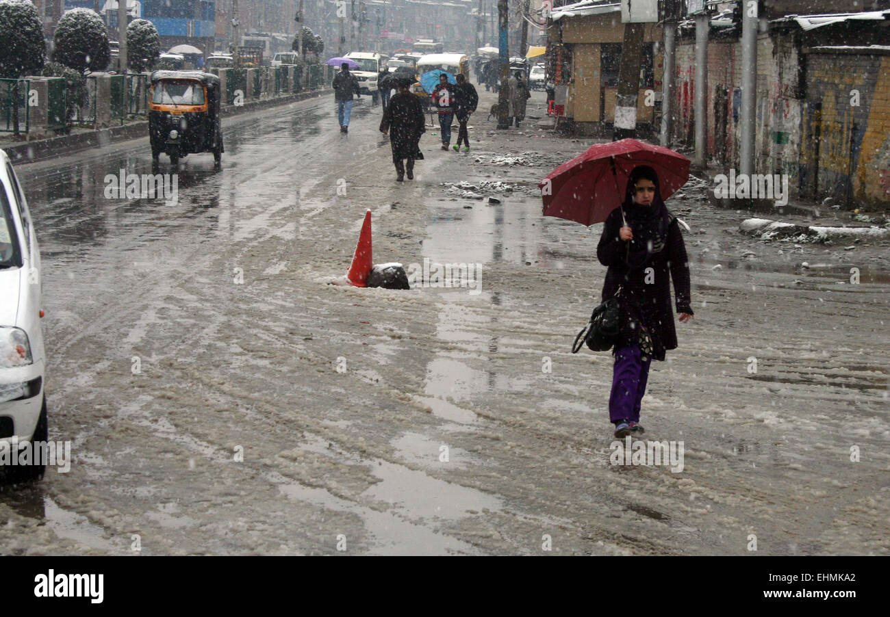 Srinagar, indische verabreicht Kaschmir. 16. März 2015. Kaschmir-Wetter: Kashmiri Wetter zu Fuß aufgeweichten Straßen bei frischem Regen und Schneefall gestört normales Leben ...die abrupte Veränderung führte zu einen plötzlichen Abfall der Temperatur. Wetterfrösche zurückzuführen den frischen Niederschlag auf westliche Störung. Sie haben ähnliche Wetterbedingungen für die nächsten 24 Stunden in Kaschmir und in Nachbarstaaten vorausgesagt. Der Schneefall hat auch normales Leben aus Getriebe mit Bildungseinrichtungen, die verbleibenden geschlossenen geworfen. Die meisten von den Straßen der Stadt waren naß. Bildnachweis: Sofi Suhail/Alamy Live-Nachrichten Stockfoto