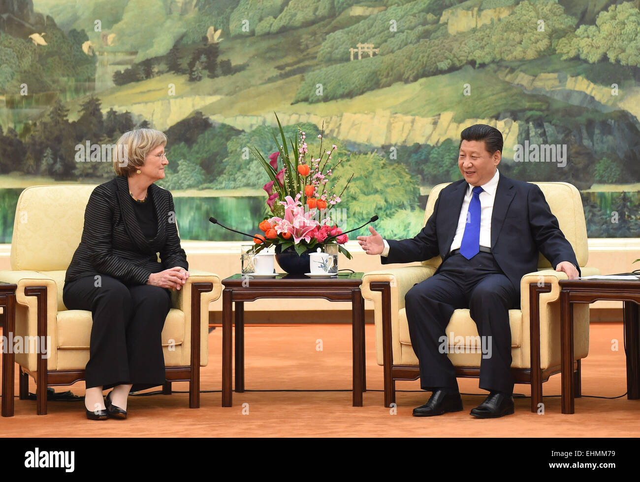 (150316)--Peking, März. 16, 2015 (Xinhua)--Chinese President Xi Jinping (R) trifft sich mit Catharine Drew Gilpin Faust, Präsident der Harvard Universität, in der großen Halle des Volkes in Peking, Hauptstadt von China, März. 16, 2015. (Xinhua/Zhang Duo) (Wyl) Stockfoto