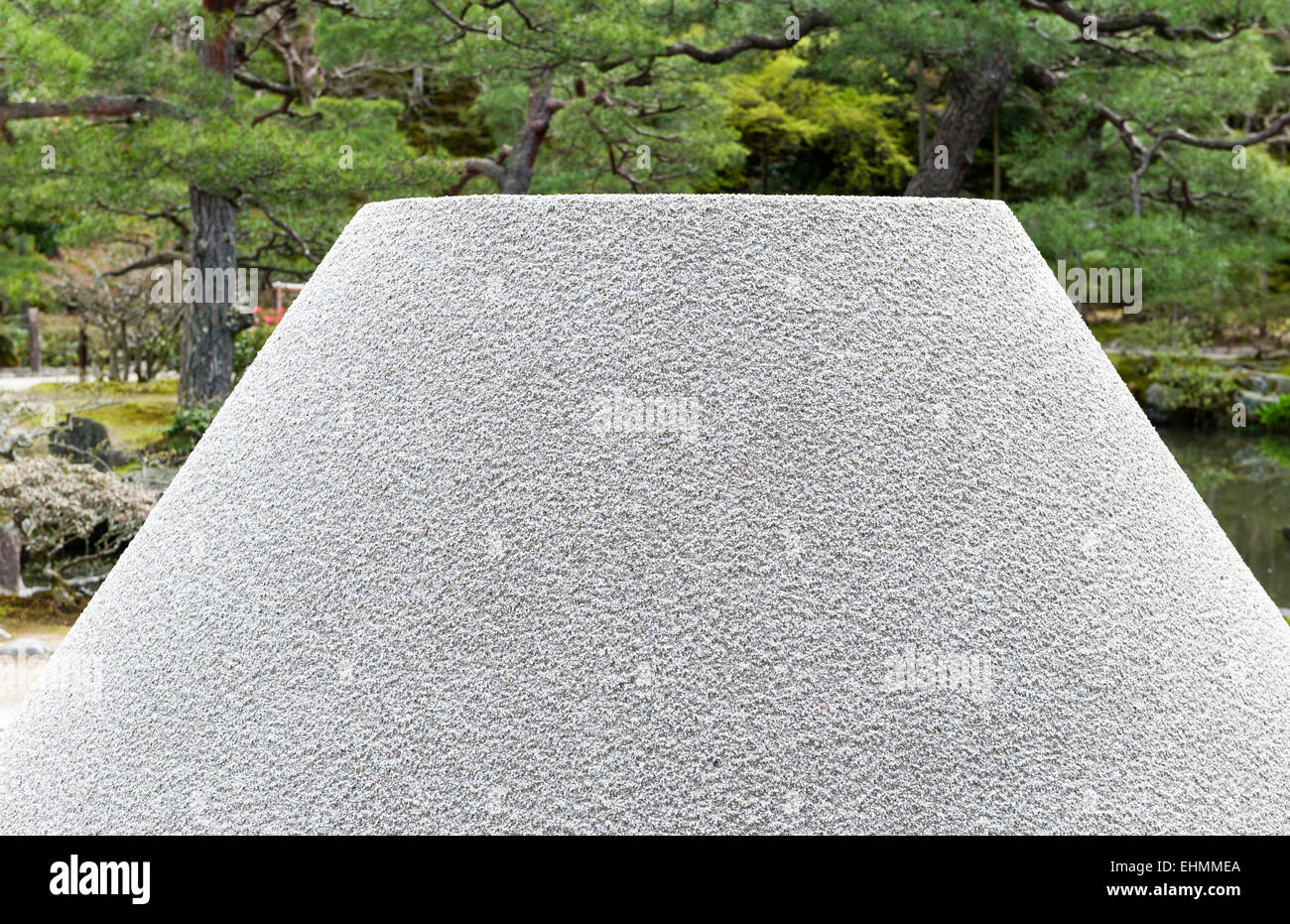 Ginkaku-Ji-Tempel (Jisho-Ji oder den silbernen Pavillon), Kyoto. Der weiße Sand Kegel ist der "Mond-Anzeige-Plattform" oder Kogetsudai Stockfoto