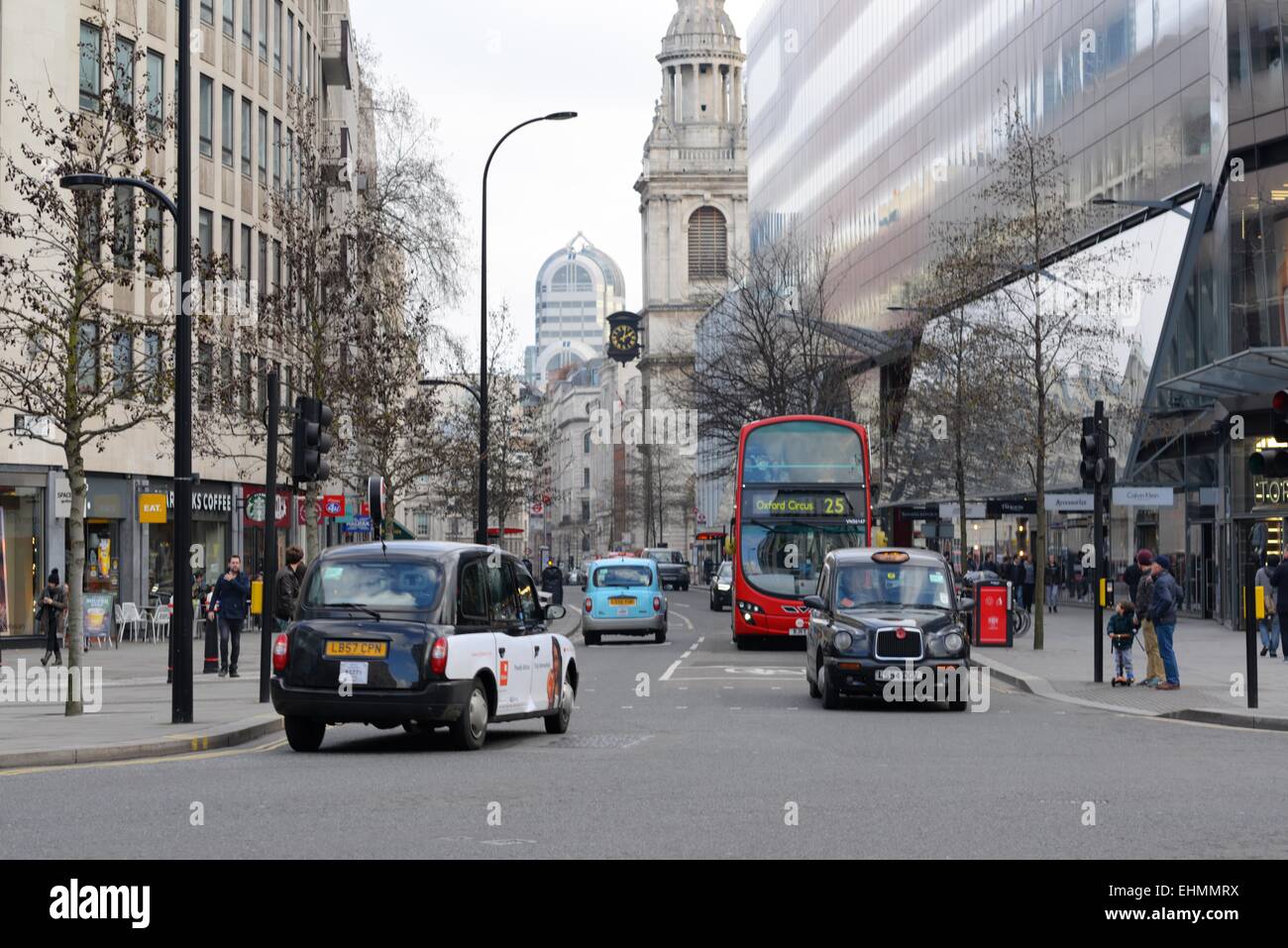 Schwarze Taxis, rote Busse und Verkehr zwischen den Büros in Cheapside, City of London, Großbritannien Stockfoto