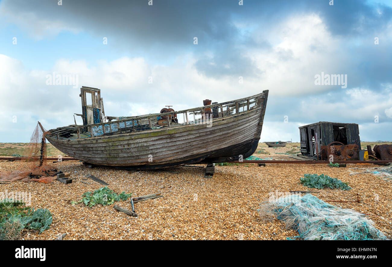 Verlassene Angeln Boot Ad Fischerhütte am Strand von Dungeness in Kent Stockfoto