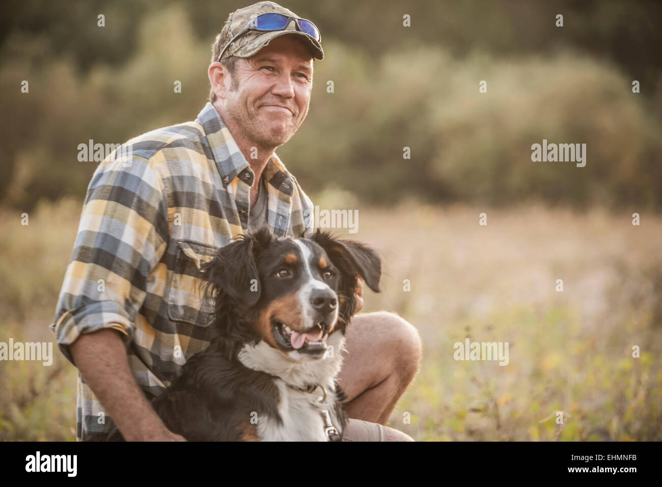 Kaukasischen Mann Petting Hund im ländlichen Bereich Stockfoto