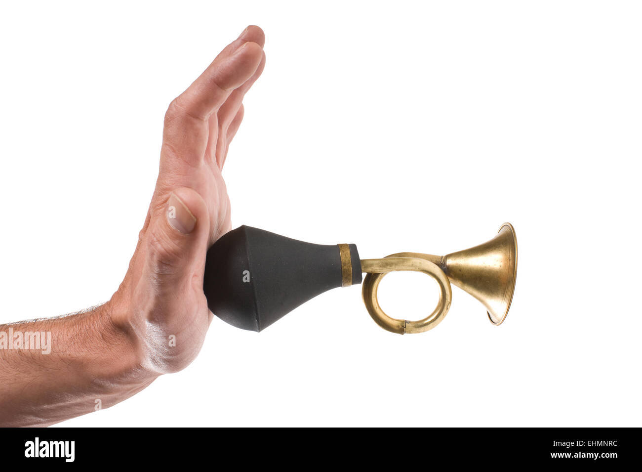 Hand hält er eine alte Autohupe isoliert auf weißem Hintergrund Stockfoto