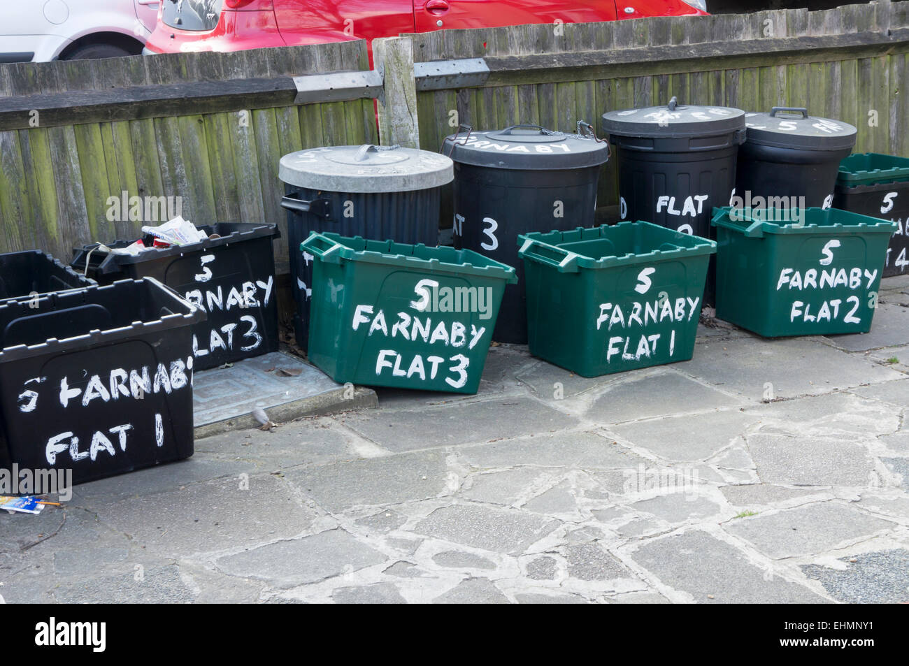 Problem der Speicherung von mehreren recycling-Behälter für den Einsatz in Wohnungen. Stockfoto