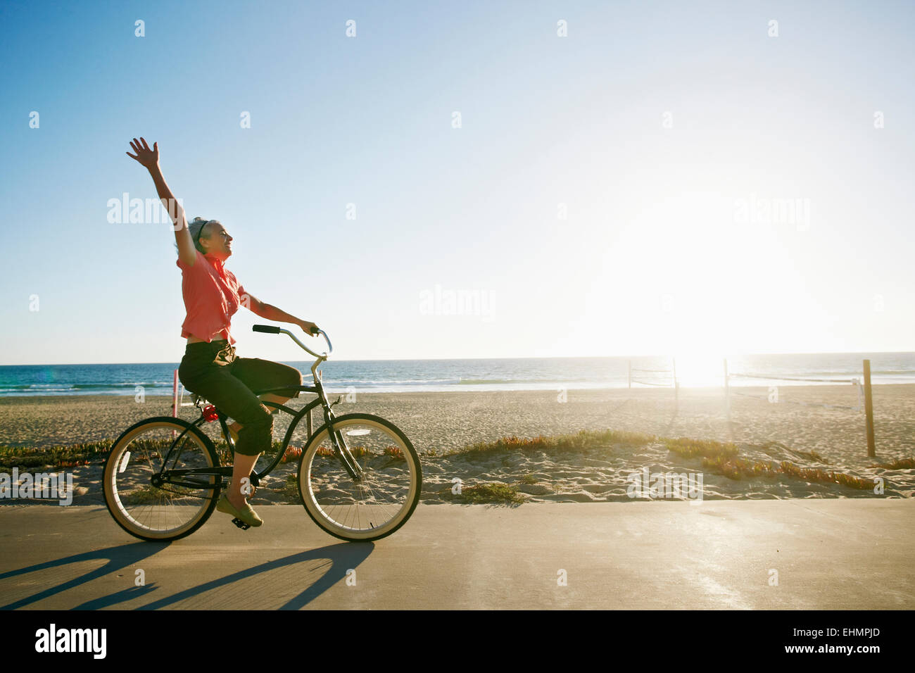 Kaukasische Frau Reiten Fahrrad in der Nähe von Strand Stockfoto