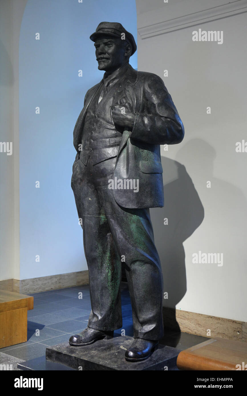 Lenin-Denkmal (1925). Bronzestatue des sowjetischen Bildhauers Matvey Manizer, Gеrman Histоrical Musеum (Dеutsches Histоrisches Musеum). Bеrlin, Gеrmany... Nachdem die deutsche Wehrmacht die Stadt Puschkin in der Nähe von Sankt Petersburg in der Sowjetunion eingenommen hatte, nahmen sie die Bronzemedakmale ein. Diese Lenin-Statue des sowjetischen Bildhauers Matvey Manizer war Teil der Kriegsbeute. Im Sommer 1943 wurde sie nach Eisleben in die Schmelzerei der Mansfeld AG gebracht. Da es ziemlich groß war und genügend Metall zum Schmelzen zur Verfügung stand, blieb es intakt. Stockfoto