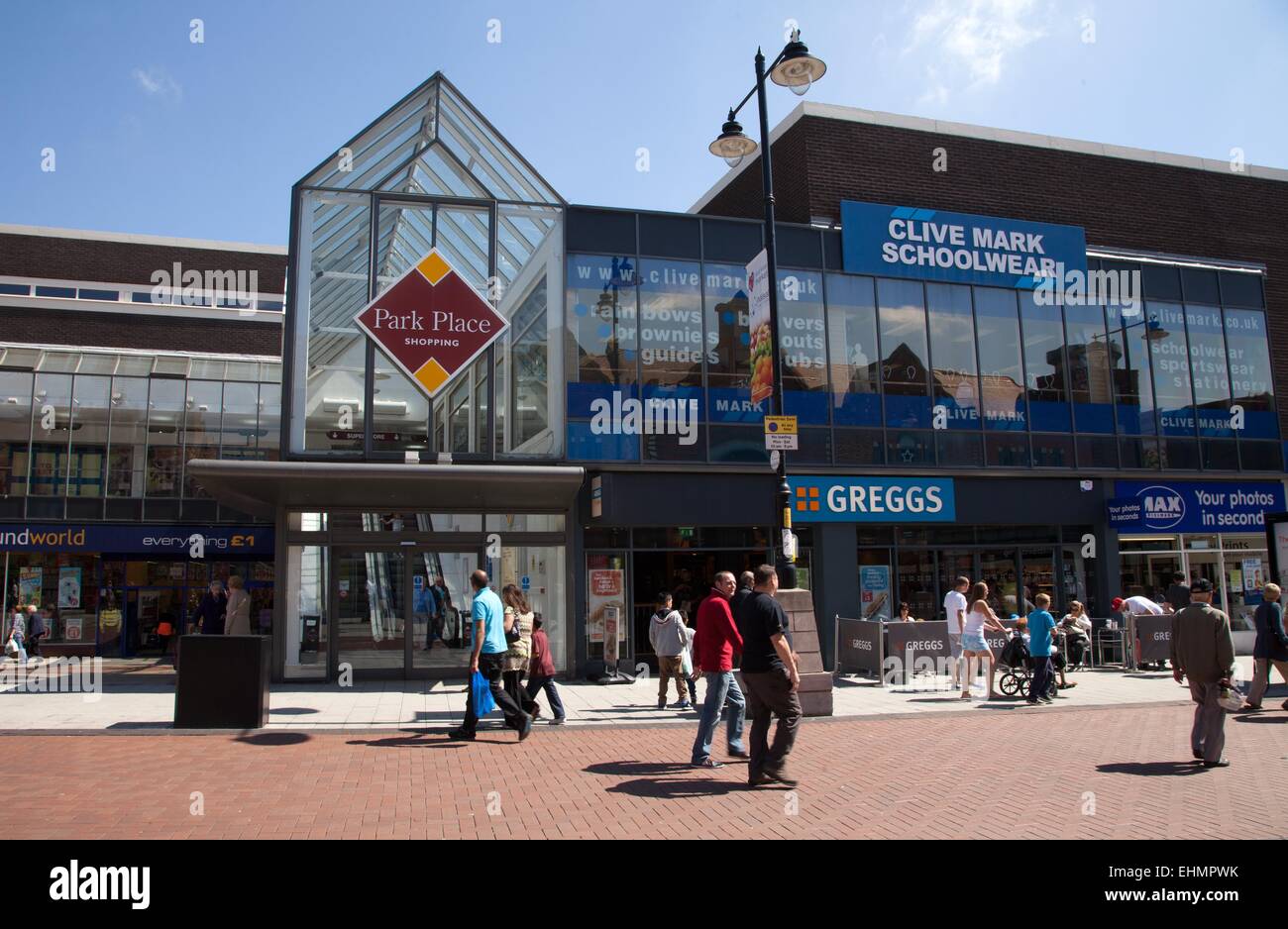 Geschäfte und Einzelhändler in Walsall Stadtzentrum, West Midlands. Park Place, Greggs Stockfoto