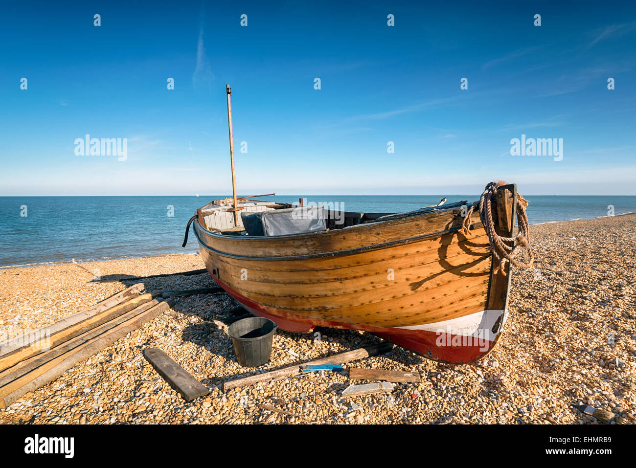 Ein ziemlich hölzernen Fischerboot am Strand von Deal auf der Küste von Kent Stockfoto