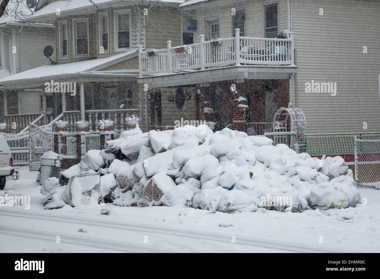 Schneebedeckte Müll warten auf Abholung auf der Straße in Brooklyn, New York. Es gibt sehr wenige Gassen so Müll auf der Stre stapeln Stockfoto