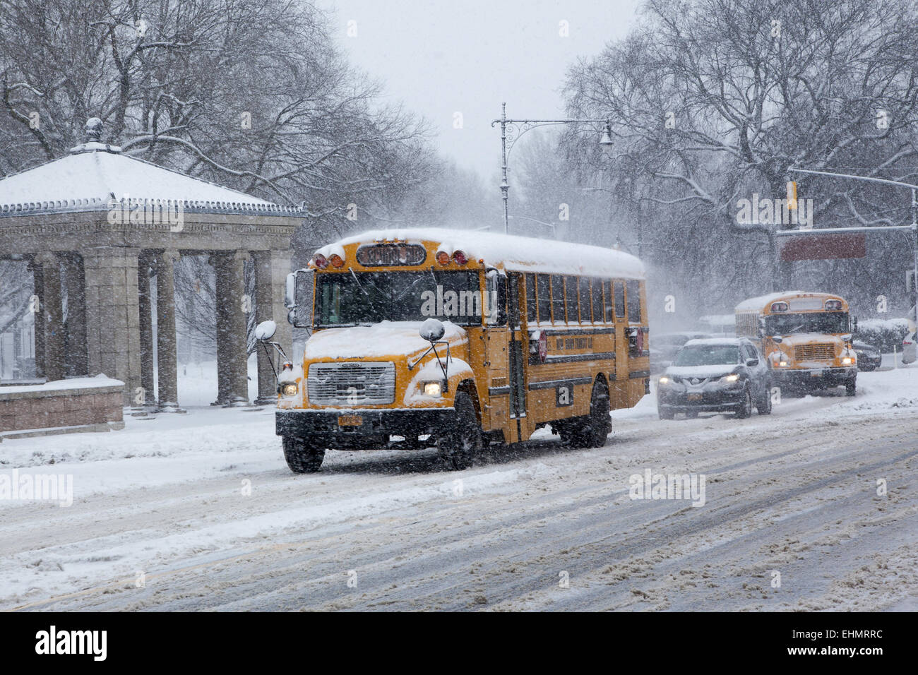 Schulbus führt Kinder zu Hause nach der Schule an einem verschneiten Wintertag vorbei Prospect Park, Brooklyn, NY. Stockfoto