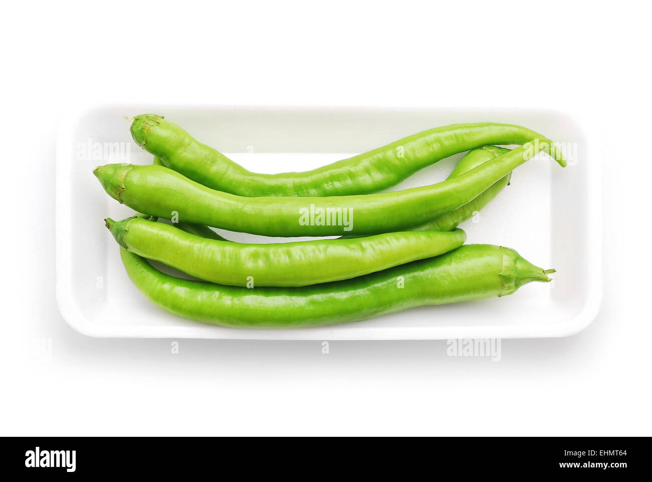 grüne Peperoni auf weiß Stockfoto
