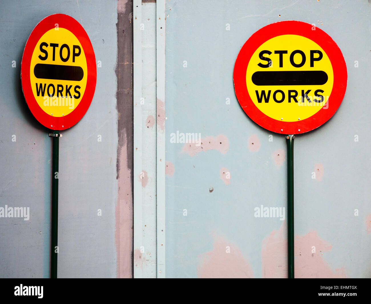 Kreuzung den Schildern - in der Hand gehaltene traffic control Zeichen in London, Großbritannien Stockfoto