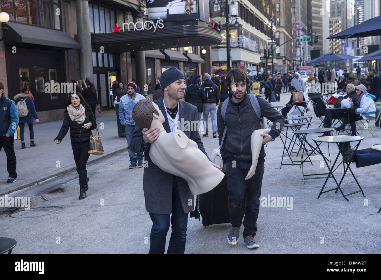 Männer gehen mit Schaufensterpuppe Teile am Broadway von Macys Kaufhaus in Manhattan, NYC. Stockfoto