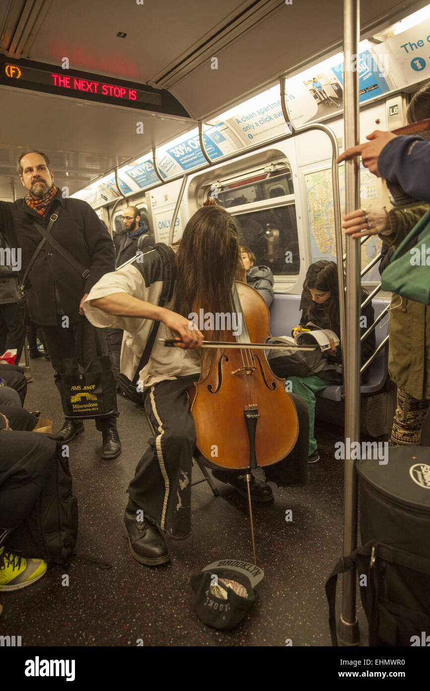 Klassischer Cellist spielt für Tipps auf einer u-Bahn-Wagen in Manhattan, NYC. Stockfoto