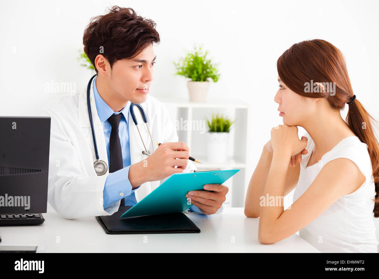 Arzt im Gespräch mit der Patientin im Büro Stockfoto