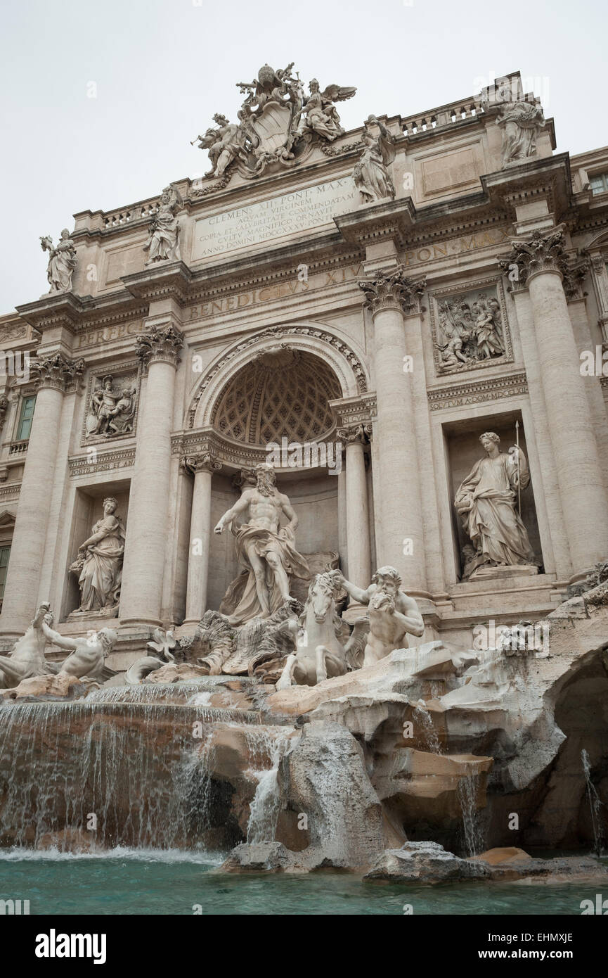 Der Trevi-Brunnen, Piazza di Trevi, Rom, Latium, Italien. Stockfoto