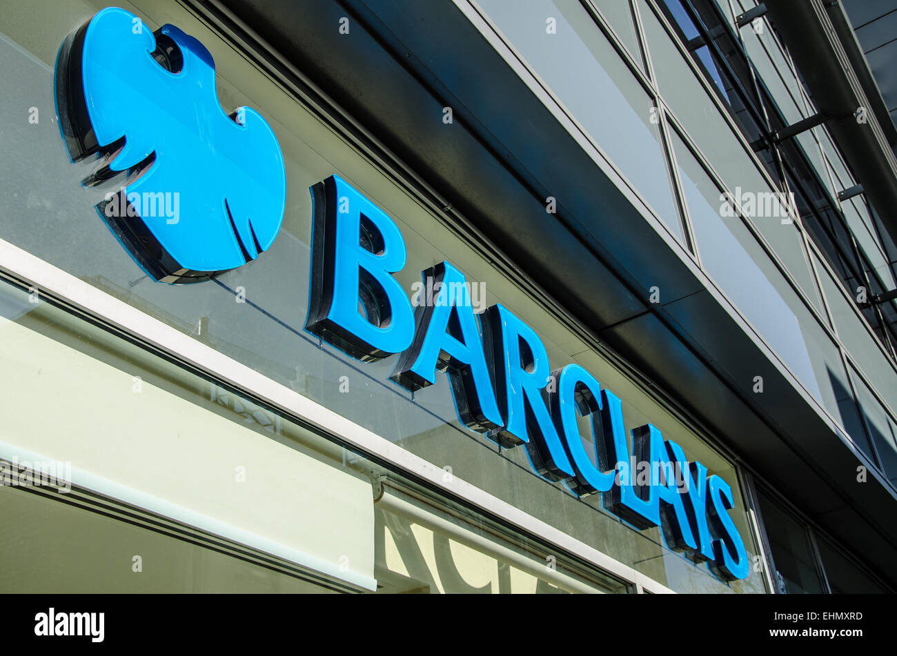 Barclays ist eine britische multinationale Banken und Finanzdienstleister mit Sitz in London. Es ist eine Universalbank. High Street Southend Stockfoto Barclays ist eine britische multinationale Banken und Finanzdienstleister mit Sitz in London. Es ist eine Universalbank. High Street Southend Stockfoto