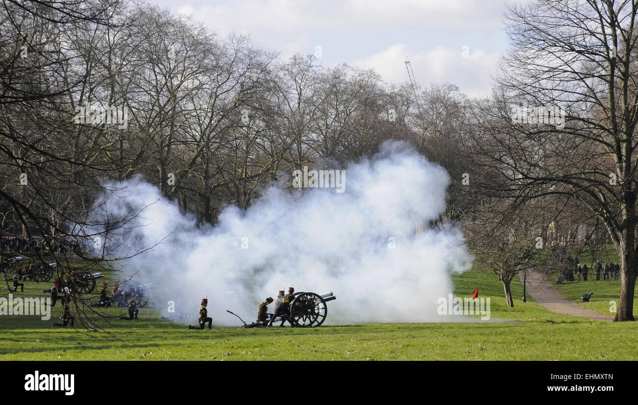 Die Royal Horse Artillery Salutschüsse in Green Park am Beitritt Tag 6. Februar 2015 London England Stockfoto
