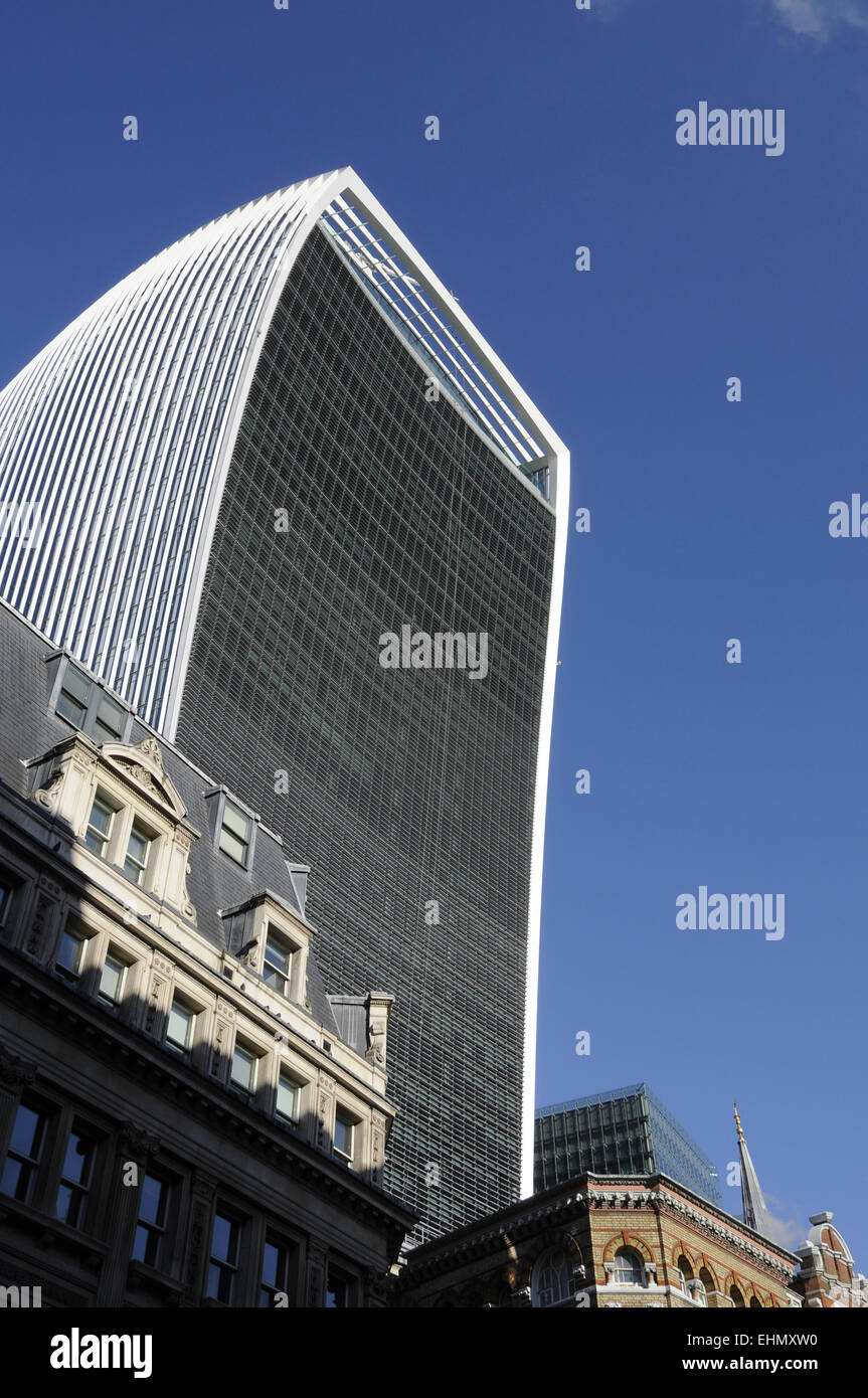 Das Walkie Talkie Gebäude angezeigt, über den Dächern von Büros in Great Tower Street City of London London England Stockfoto