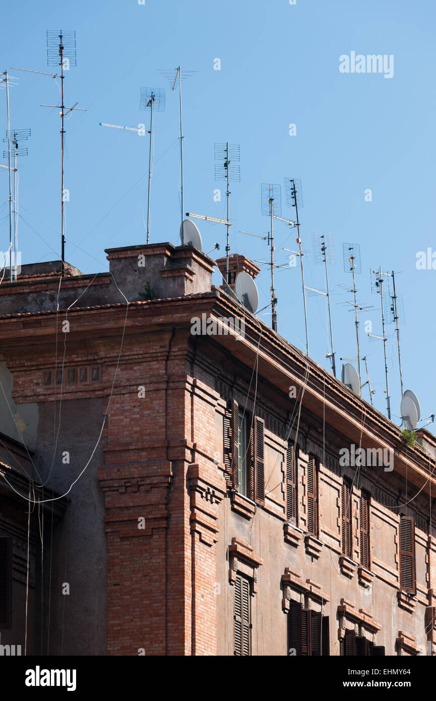 Antennen auf den Dächern der Gebäude am Lungotevere Testaccio, Rom, Latium, Italien. Stockfoto