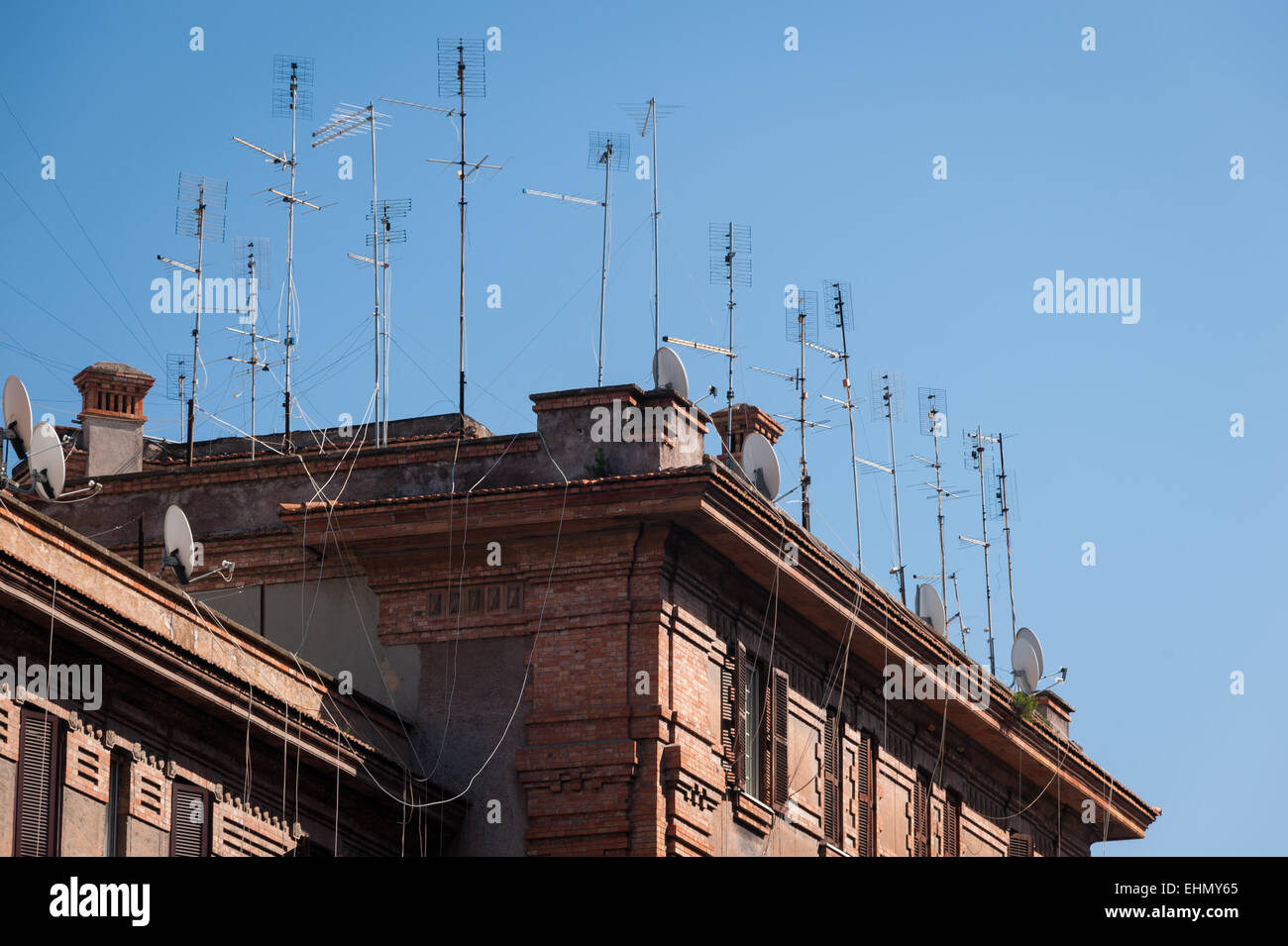 Antennen auf den Dächern der Gebäude am Lungotevere Testaccio, Rom, Latium, Italien. Stockfoto