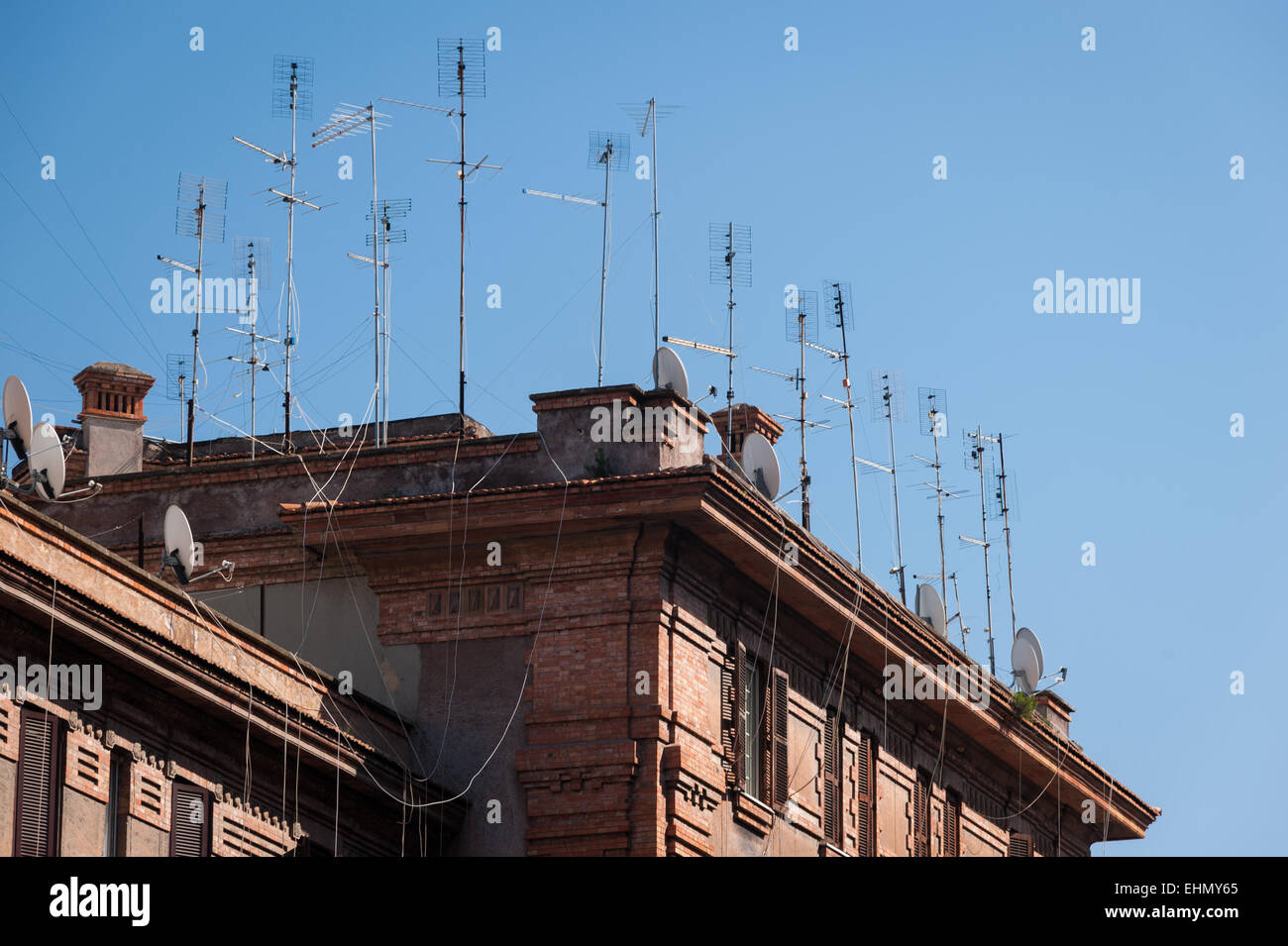 Antennen auf den Dächern der Gebäude am Lungotevere Testaccio, Rom, Latium, Italien. Stockfoto