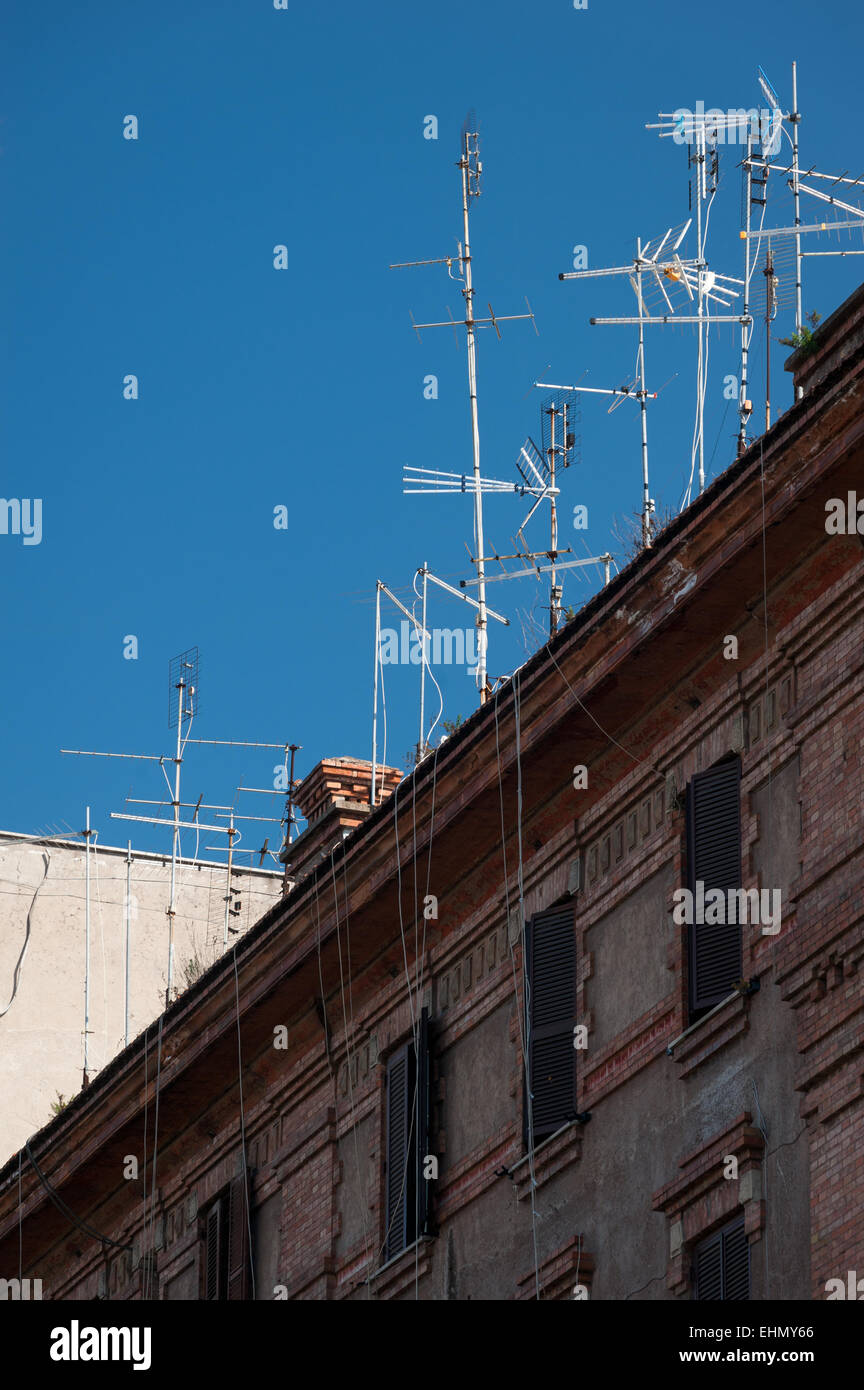 Antennen auf den Dächern der Gebäude am Lungotevere Testaccio, Rom, Latium, Italien. Stockfoto