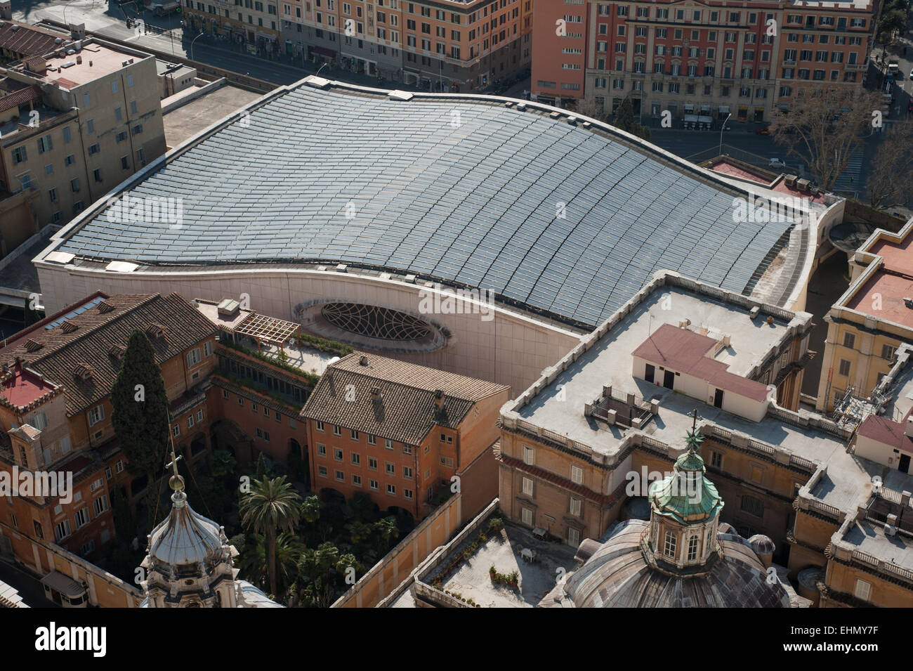 Photovoltaik-Solarzellen auf dem Dach der Audienzhalle Paul VI, Rom, Latium, Italien. Stockfoto