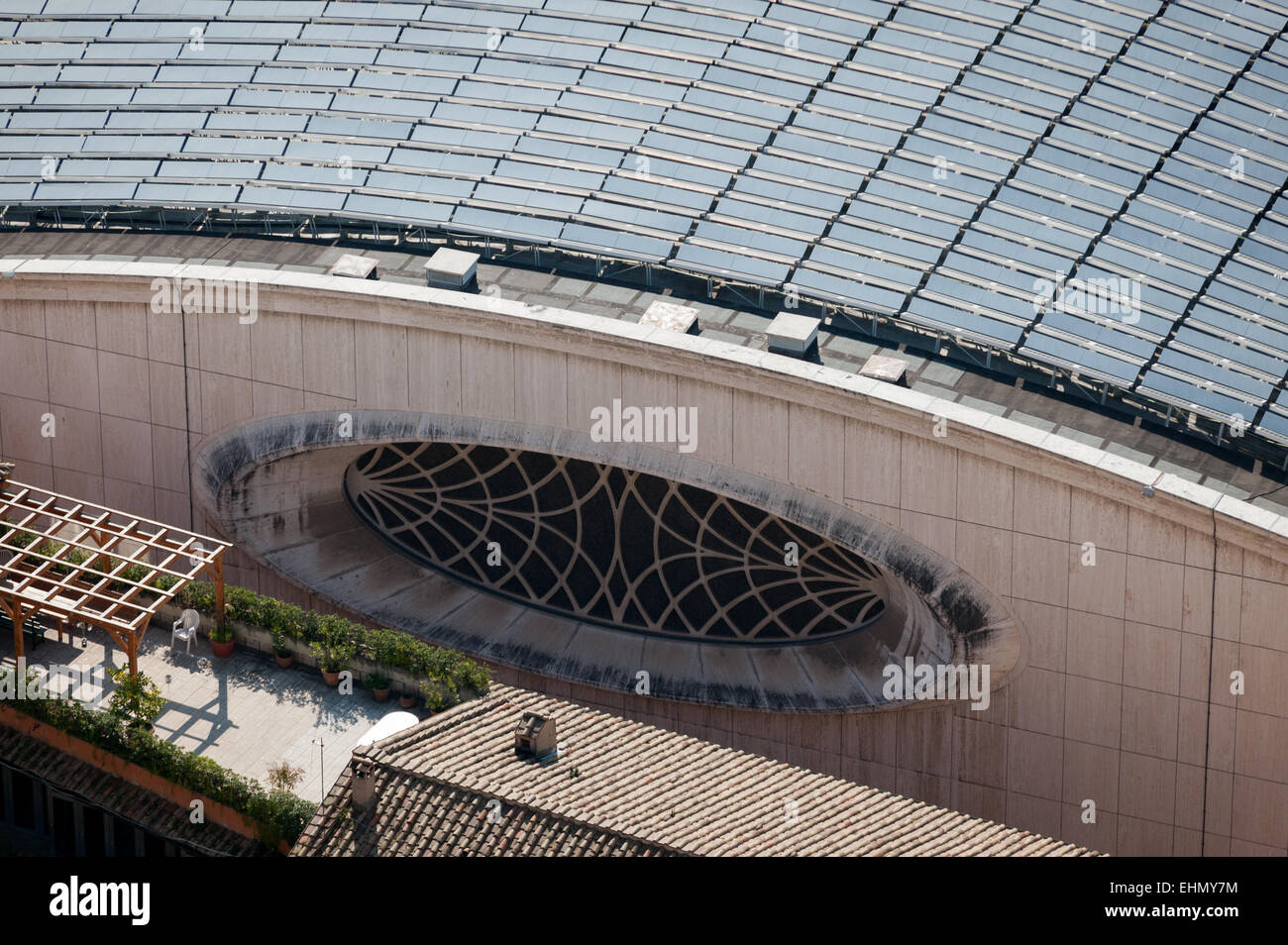 Photovoltaik-Solarzellen auf dem Dach der Audienzhalle Paul VI, Rom, Latium, Italien. Stockfoto