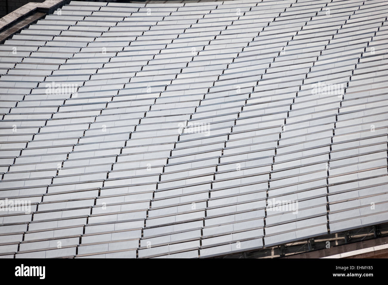 Photovoltaik-Solarzellen auf dem Dach der Audienzhalle Paul VI, Rom, Latium, Italien. Stockfoto