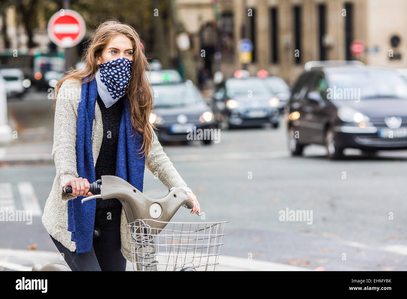Frau reitet ein Fahrrad in einem städtischen Umfeld. Stockfoto