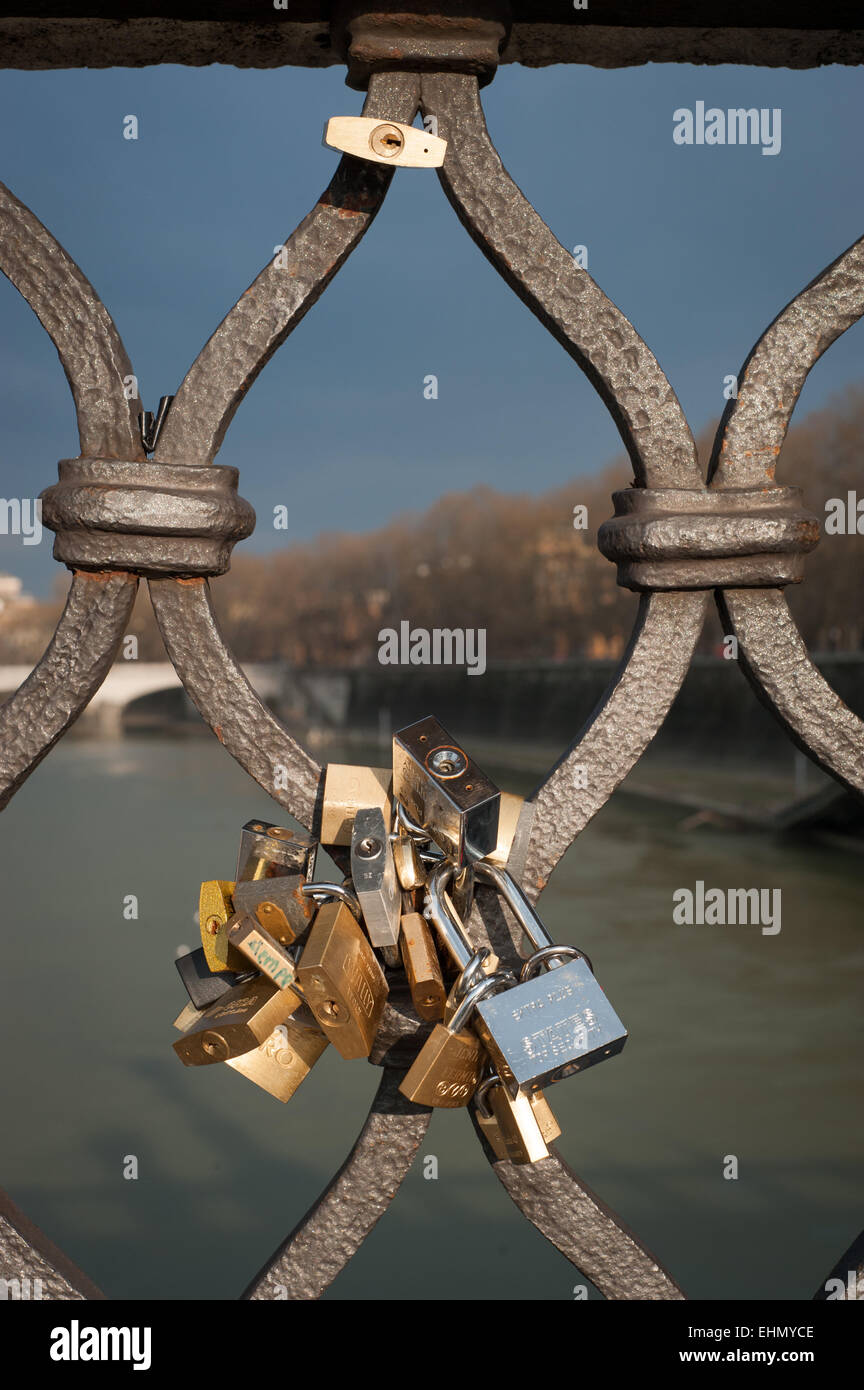 Liebesschlösser auf Ponte Sant'Angelo, Rom, Latium, Italien. Stockfoto