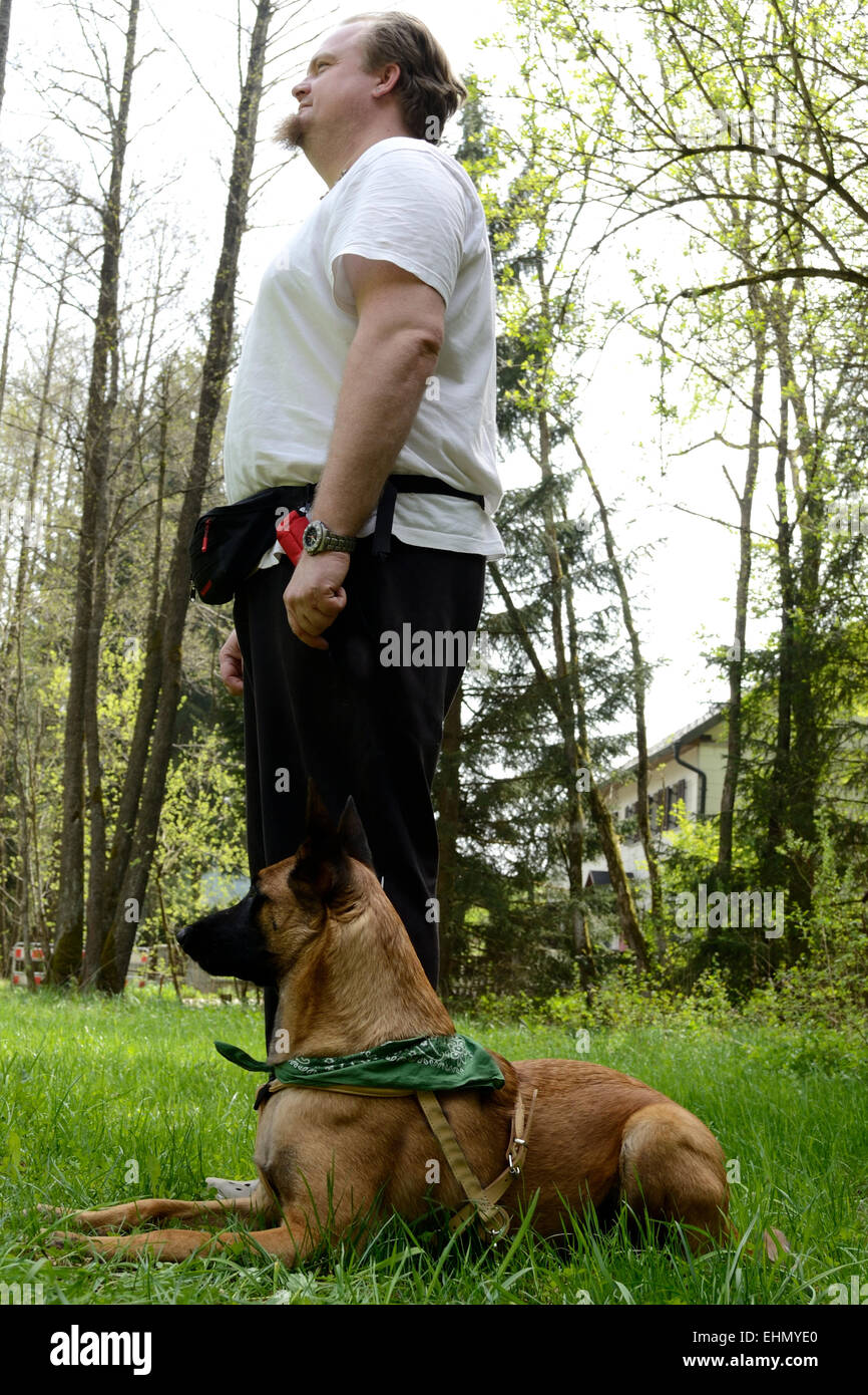 Mann in Haustier Hundeschule Stockfoto