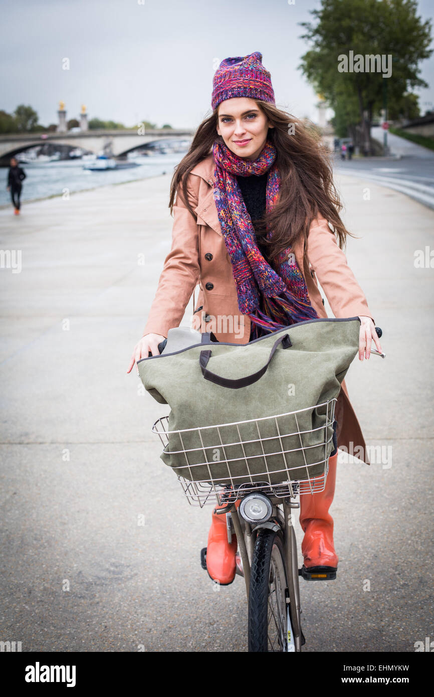 Frau mit ihrem Fahrrad. Stockfoto