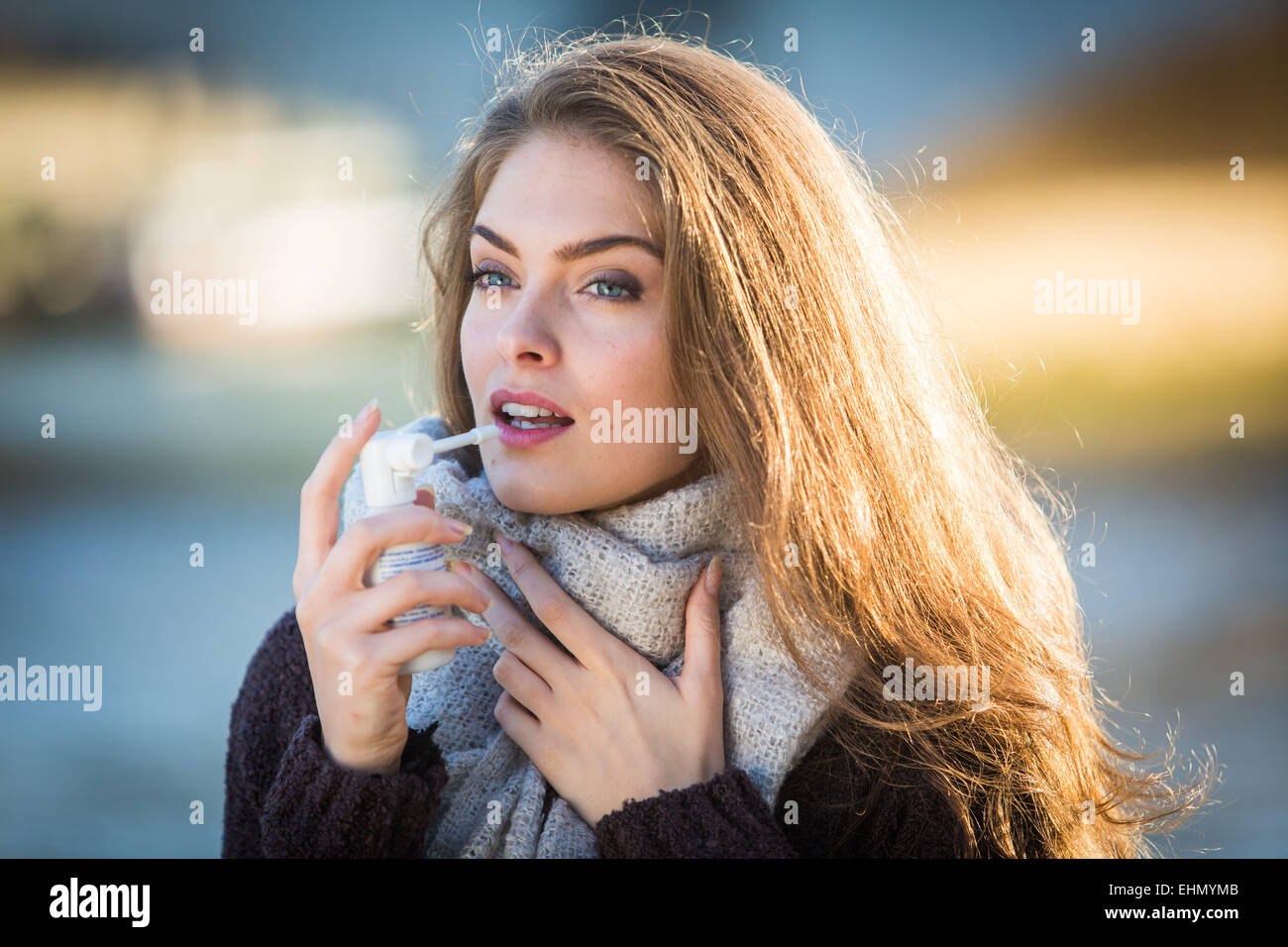 Frau mit Collutory-Spray für Sorethroat. Stockfoto