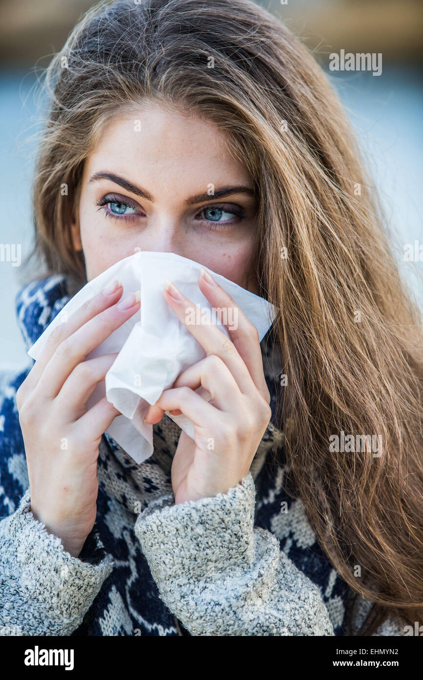 Frau mit einer Erkältung mit Gewebe. Stockfoto