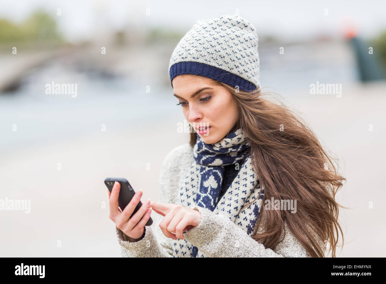 Frau mit einem Iphone®. Stockfoto