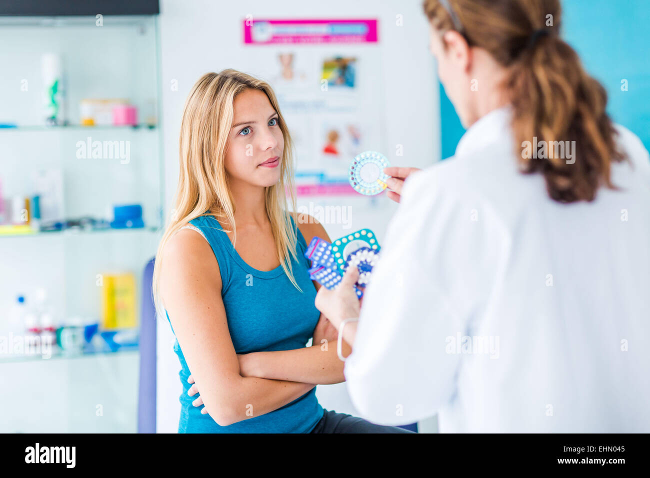 Arzt diskutieren orale Kontrazeption mit einer jungen Frau. Stockfoto