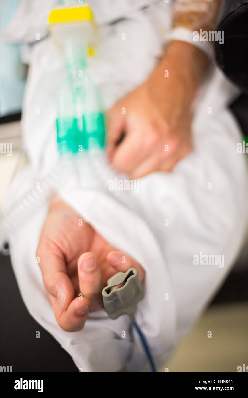 Nahaufnahme von einem Pulsoximeter am Finger des Patienten sich einer Operation unterziehen. Stockfoto