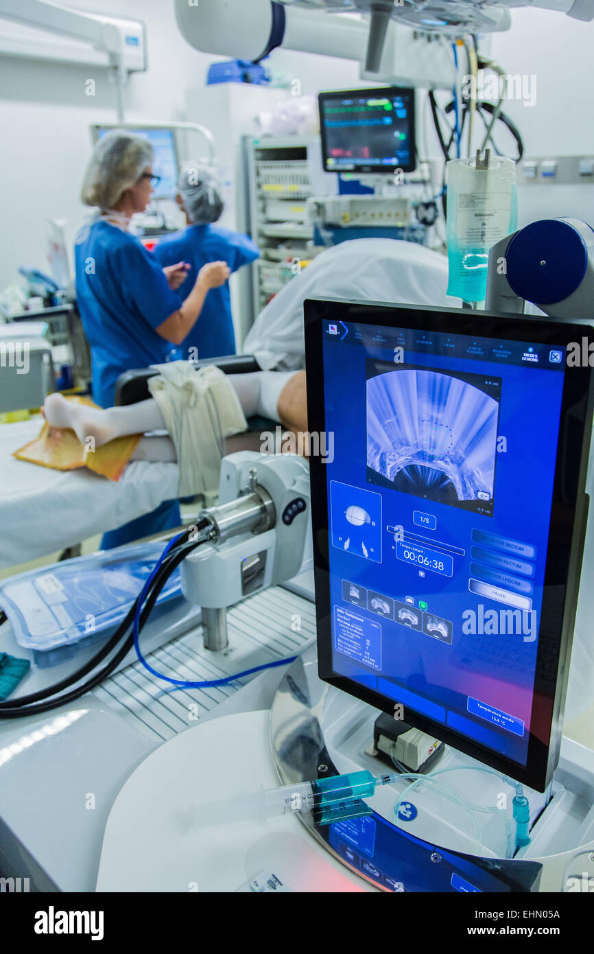 Behandlung des Prostatakrebses durch hohe Intensität Fokus Ultraschall (Focal-One). Montsouris Institut, Paris, Frankreich. Stockfoto